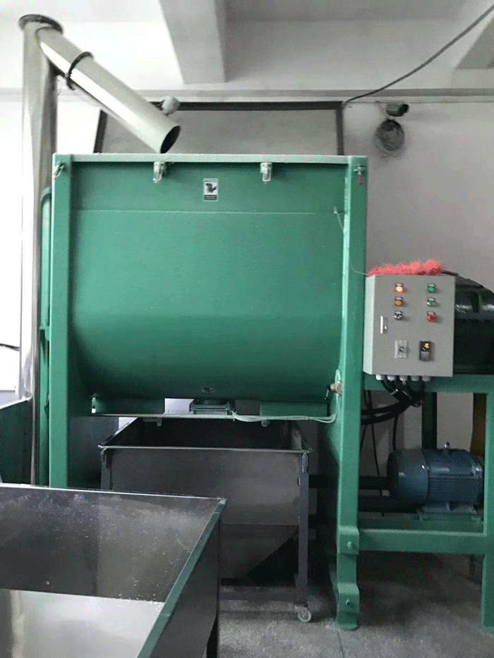 廈門塑料加熱臥式攪拌機為覃小姐創造了財富，增加了效率！